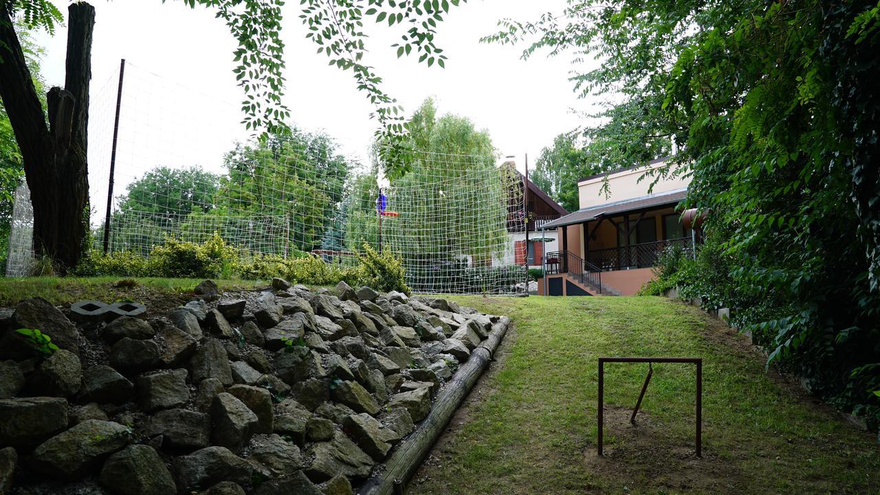 Tobo House Along The River Danube Radvaň nad Dunajom Eksteriør billede